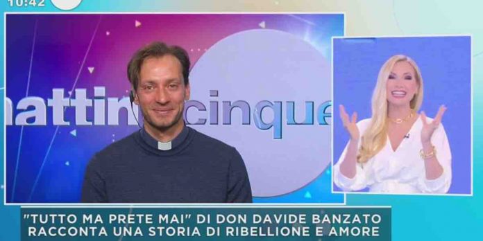 Mattino 5, Don Davide Banzato presenta il libro “Tutto ma prete mai”, ma salta il collegamento | Video Mediaset Don Davide Banzato a Mattino 5