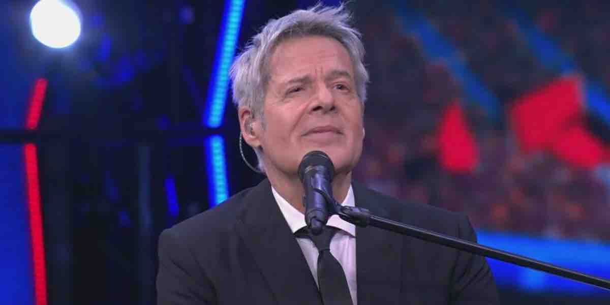 Claudio Baglioni festeggia i 40 anni de “La vita è adesso” e annuncia il Grand Tour: “Saranno gli ultimi mille giorni, nessun ripensamento” Claudio Baglioni festeggia i 40 anni de “La vita è adesso” e annuncia il Grand Tour: “Saranno gli ultimi mille giorni, nessun ripensamento”