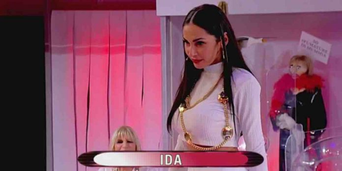 Uomini e Donne, la sfilata di Ida Platano come Jennifer Lopez conquista tutti | Video Witty Tv Ida Platano come Jennifer Lopez a Uomini e Donne