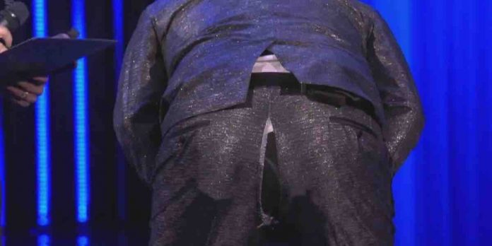 Pio, strappo dei pantaloni a Felicissima Sera: la reazione di Amedeo | Video Pio strappo pantaloni a Felicissima Sera