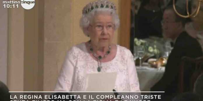 Mattino 5, Buon compleanno alla Regina Elisabetta: 95 anni, ma senza il suo Filippo | Video Mediaset Regina Elisabetta a Mattino 5
