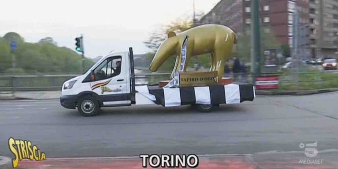 Tapiro d’oro alla Juventus e Andrea Agnelli, la consegna a Striscia La Notizia | Video Mediaset tapiro d'oro Juventus e Andrea Agnelli a Striscia La Notizia