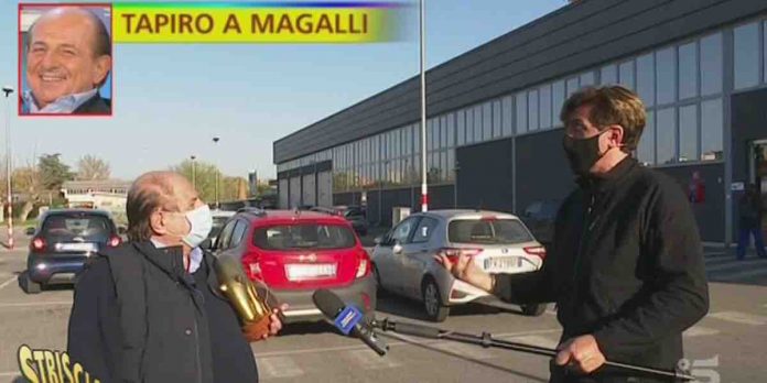 Tapiro d’oro a Giancarlo Magalli, la consegna a Striscia La Notizia | Video Mediaset tapiro Magalli a Striscia La Notizia