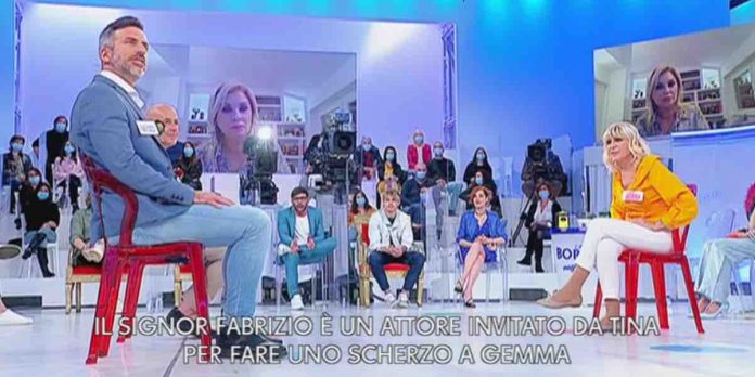 Uomini e donne, scherzo Gemma da Tina: in studio arriva il corteggiatore “attore” Fabrizio | Video Witty Tv scherzo Gemma da Tina a Uomini E Donne