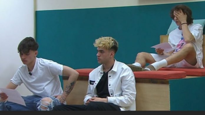 Amici 20 Aka7even rifiuta il guanto e si becca del ciuccio e presuntuoso Amici 20 Aka7even rifiuta il guanto e si becca del ciuccio e presuntuoso