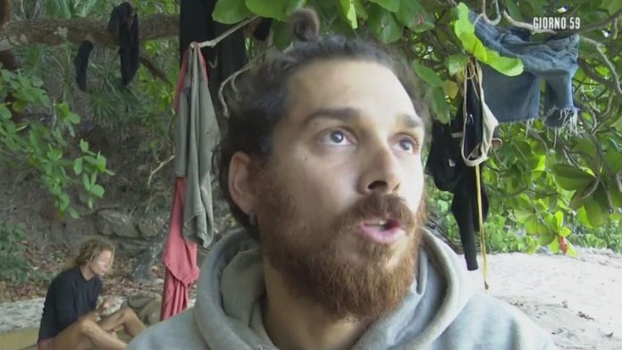 Isola dei Famosi 2021: Andrea Cerioli infastidito dagli ex arrivisti ormai riuniti in una unica Playa | Video Mediaset Cerioli