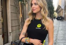Chiara Ferragni sfoggia le ciabatte e il calzino al primo caldo: esplode la polemica Chiara Ferragni sfoggia le ciabatte e il calzino al primo caldo esplode la polemica