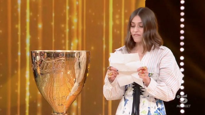 Gaia Gozzi ad Amici 2021: il saluto ai finalisti e la consegna della Coppa | Video Witty Tv Gaia Gozzi ad Amici 2021