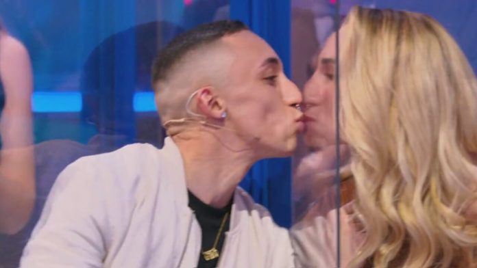 Isola dei Famosi 2021: il bacio tra Jeda e Ilary Blasi nel corso della 14° puntata | Video Mediaset Il bacio di Jeda e Ilary.jpg