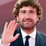 Ascolti tv, domenica 1 agosto 2021: Si accettano miracoli (14.4%), Grand Hotel – Intrighi e passioni | Dati Auditel L'attore Alessandro Siani