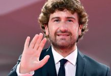 Ascolti tv, domenica 1 agosto 2021: Si accettano miracoli (14.4%), Grand Hotel – Intrighi e passioni | Dati Auditel L'attore Alessandro Siani