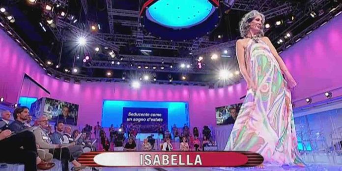 Uomini e Donne, Gemma vs Isabella: interviene Maria De Filippi, ma… | Video Witty Tv isabella sfilata a Uomini e Donne