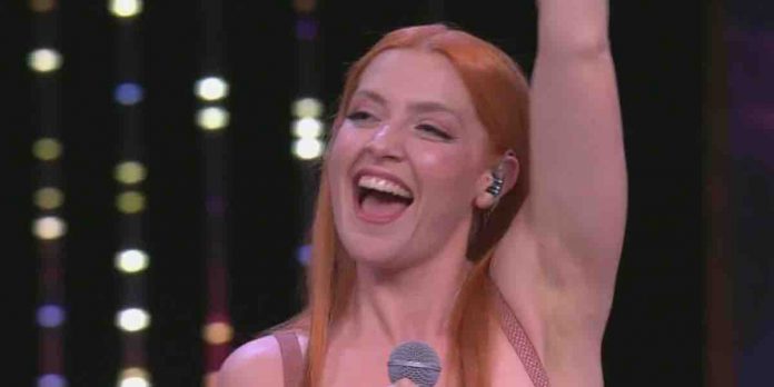 Felicissima Sera, Noemi ospite: dalla dieta agli haters a cui risponde “sono solo parole” | Video Mediaset Noemi a Felicissima Sera