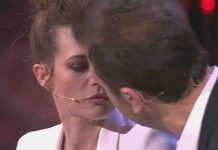 Felicissima Sera, il bacio tra Amedeo e Laura Chiatti | Video Mediaset Pio e Amedeo bacio Laura Chiatti