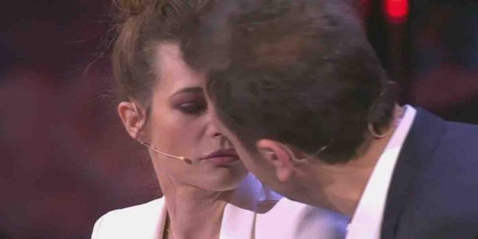 Felicissima Sera, il bacio tra Amedeo e Laura Chiatti | Video Mediaset Pio e Amedeo bacio Laura Chiatti