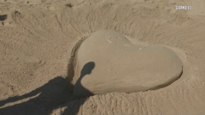 Isola dei Famosi 2021: Ignazio Moser e la scultura a forma di cuore per Cecilia Rodriguez | Video Mediaset Moser cuore per Cecilia