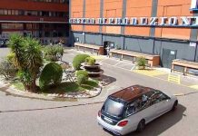 Raffaella Carrà: le emozioni del corteo, un lungo applauso e le parole dei colleghi | VIDEO Raffaella Carrà