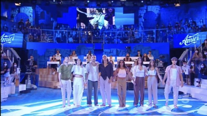 Amici 21, omaggio a Michele Merlo: l’esibizione dei professionisti | Video Witty Tv Amici 21 omaggio a Michele Merlo