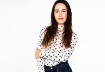 “Call My Agent 3”, intervista ad Aurora Ramazzotti: “Con mamma Michelle qualsiasi cosa faccia diventa un ricordo magico. Un futuro da attrice? Mi sento più a mio agio nella conduzione” Aurora Ramazzotti