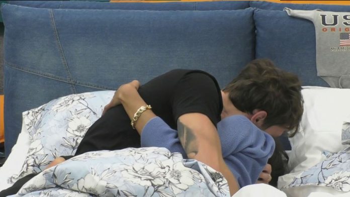 Baci e coccole mattutine per Manuel e Lucrezia al GF Vip: sarà vero amore? | Video Mediaset Bortuzzo Lulù