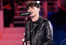 Deddy ad Amici 21 canta Mentre ti spoglio: l’esibizione | Video Witty Tv Deddy ad Amici 21