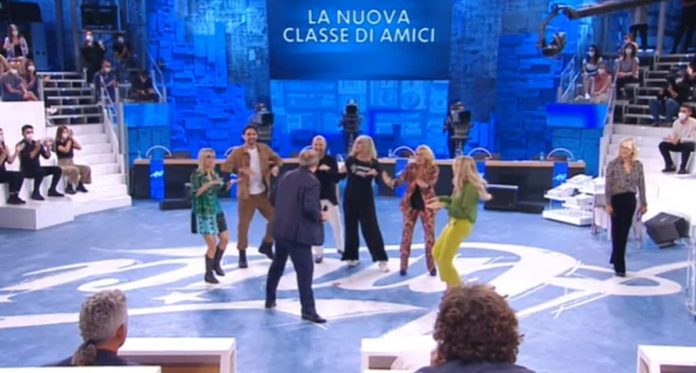 Gerry Scotti ad Amici 2021 canta “La mia peperonata” e i prof di canto e ballo danzano | Video Witty Tv Gerry Scotti ad Amici 21