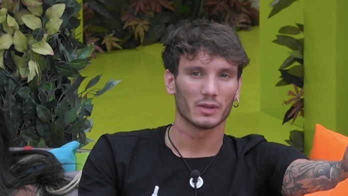 Manuel Bortuzzo racconta la sua storia al Grande Fratello Vip: “Sono salvo per 12 millimetri” | Video Mediaset Manuel Bortuzzo