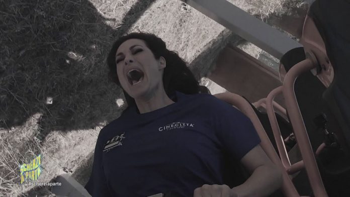 Scherzo a Manuela Arcuri a Scherzi a Parte 2021 | Video Mediaset Manuela Arcuri Scherzo