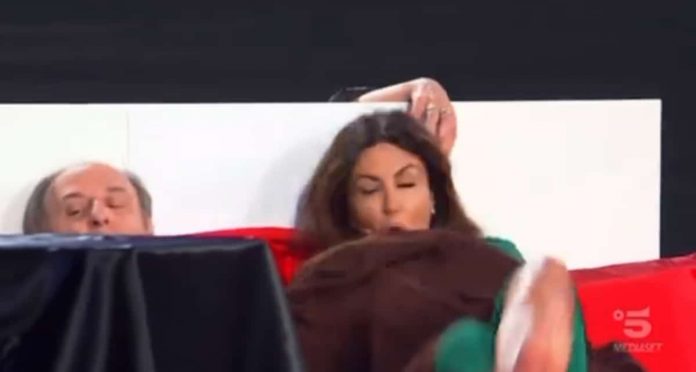 Maria De Filippi e lo scherzo a Sabrina Ferilli a Tu si que vales 2021 | Video Witty Tv Maria De Filippi scherzo