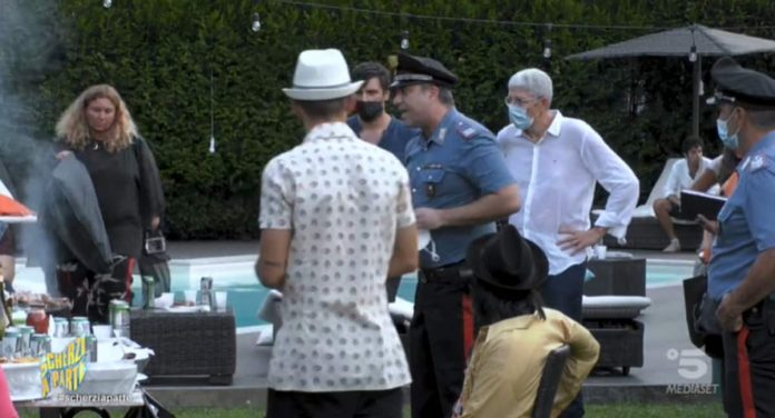 Scherzo a Mario Giordano, conduttore di “Fuori dal Coro” a Scherzi a Parte 2021 | Video Mediaset Mario Giordano scherzo