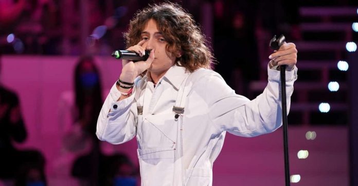 Sangiovanni ad Amici 2021 presenta il nuovo singolo: ecco Raggi Gammi | Video Witty Tv Sangiovanni Amici 2021