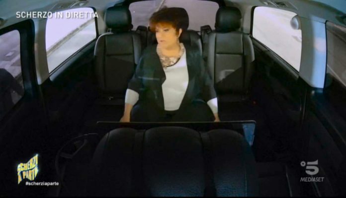 Scherzo in diretta a Orietta Berti a Scherzi a Parte 2021 | Video Mediaset Scherzo Orietta Berti