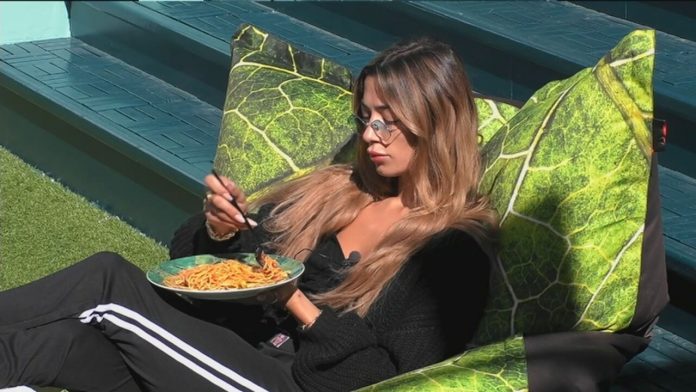 Lite al GF Vip, le regole stanno strette: Soleil si alza e mangia in giardino | Video Mediaset Soleil GF vip