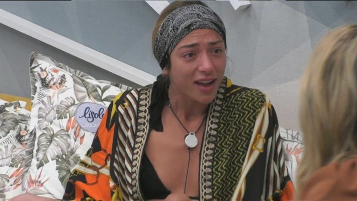 Soleil Sorge nella bufera al GF VIP: il termine “Scimmie urlatrici” è razzista? La concorrente si scusa | Video Mediaset Soleil Sorge