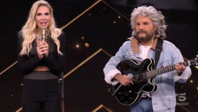 Star in the Star, esibizione di Pino Daniele con “A me piace ‘o blues”: chi sarà? | Video Mediaset Star in the star Pino Daniele