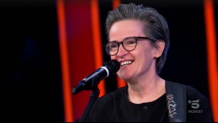 Tu si que vales 2021, Alessandra Dalla fa alzare tutti in piedi e si emoziona: il lacrime anche Scotti | Video Witty Tv Tu si que vales 2021 Alessandra Dalla