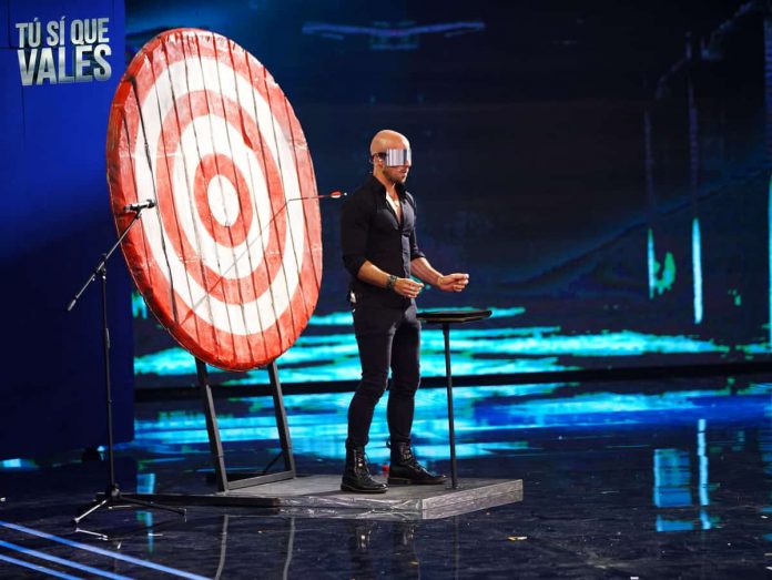 Tu si que vales 2021, Jonathan Goodwin vola subito in Finale: colpito Zerbi con una freccia | Video Witty Tv Tu si que vales 2021 Jonathan