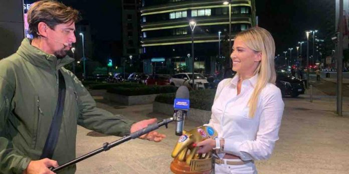 Tapiro d’oro a Diletta Leotta, la consegna a Striscia La Notizia | Video Mediaset Diletta Leotta tapiro d'oro a Striscia La Notizia