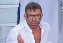 Uomini e Donne, Armando smaschera Desdemona: Maria De Filippi la invita a lasciare il programma | Video Witty Tv Gianni Sperti a Uomini e Donne