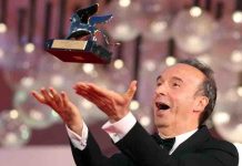 Roberto Benigni riceve il Leone d’oro alla carriera a Venezia78: “è di mia moglie” Roberto Benigni