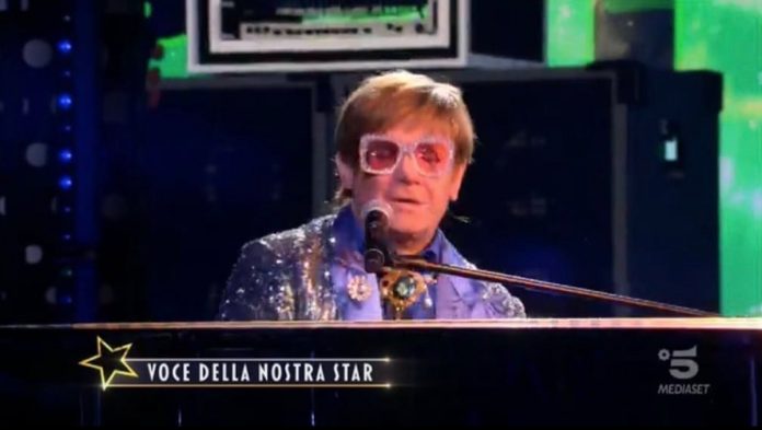 Star in the Star, esibizione di Elton John con “Crocodile Rock”: chi sarà? | Video Mediaset star in the star Elton John