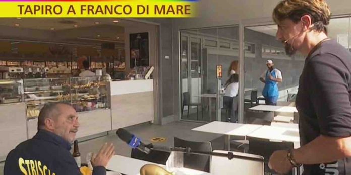 Tapiro d’oro a Franco di Mare, la consegna a Striscia La Notizia | Video Mediaset tapiro d'oro a Franco di Mare a Striscia La Notizia