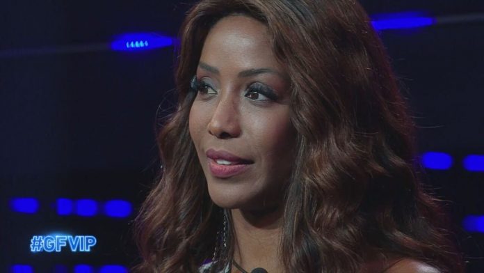 La storia di Ainett Stephens al Grande Fratello Vip e l’incontro con la Sorella | Video Mediaset Ainett