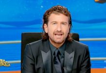 Alessandro Siani e la gag sui Telefoni che ci spiano a Striscia la Notizia | Video Mediaset Alessandro siani a striscia la notizia