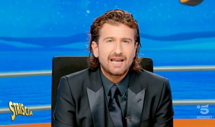 Alessandro Siani e la gag sui Telefoni che ci spiano a Striscia la Notizia | Video Mediaset Alessandro siani a striscia la notizia