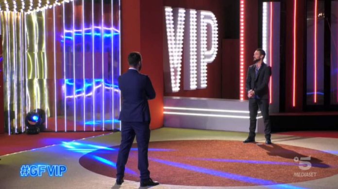 Sorpresa per Alex Belli al Grande Fratello Vip, arriva il fratello Francesco | Video Mediaset Alex Belli e il fratello