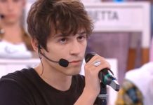 Amici 21, Alex vince la sfida e riconferma la maglia: le esibizioni di domenica 21 novembre | Video Witty Tv Alex canta Tra i silenzi