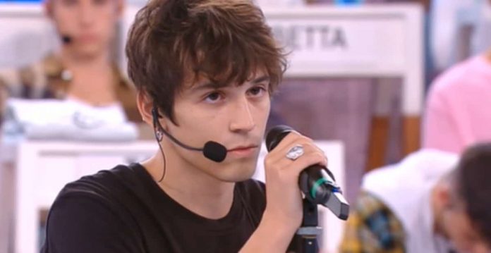 Amici 21, Alex vince la sfida e riconferma la maglia: le esibizioni di domenica 21 novembre | Video Witty Tv Alex canta Tra i silenzi