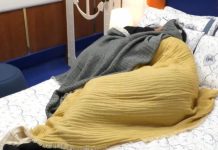 GF Vip, scatta il primo bacio fra Miriana e Nicola sotto le coperte. Verità o strategia? | Video Mediaset Bacio Nicola Miriana