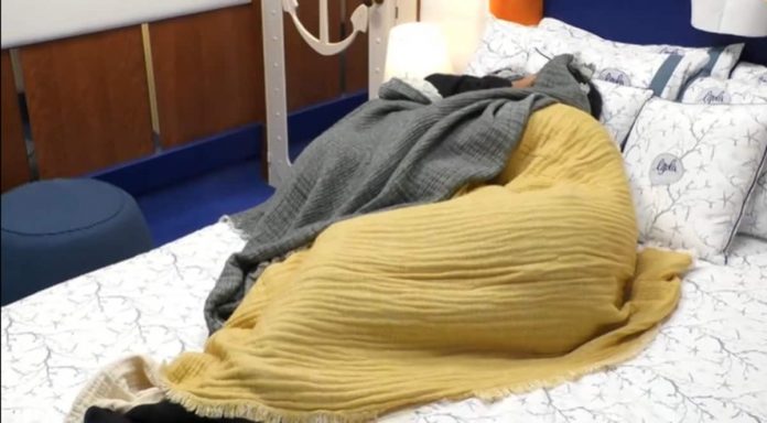 GF Vip, scatta il primo bacio fra Miriana e Nicola sotto le coperte. Verità o strategia? | Video Mediaset Bacio Nicola Miriana